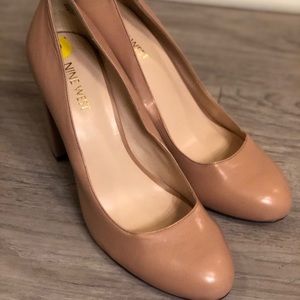 Women’s Nine West nude heels-size 9